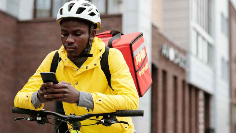 Man delivering food for food delivery app.